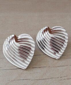 ARO DE ACERO CORAZÓN CON RAYAS EN RELIEVE Y CON FRU FRU. TAMAÑO 27 X 31 MM