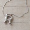 DIJE DE ACERO INICIAL R DE 15 X 19 MM CON CADENA CLAPTON CON BOLITAS DE 40 CM + EXT. DE 5 CM