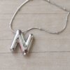 DIJE DE ACERO INICIAL N DE 15 X 19 MM CON CADENA CLAPTON CON BOLITAS DE 40 CM + EXT. DE 5 CM