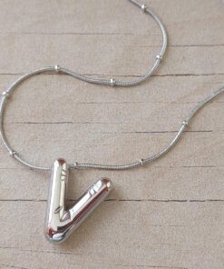 DIJE DE ACERO INICIAL V DE 16 X 20 MM CON CADENA CLAPTON CON BOLITAS DE 40 CM + EXT. DE 5 CM