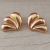 ARO DE ACERO DORADO TRIPLE GOTA EN FORMA DE ALA CON FRU FRU. TAMAÑO 21 X 28 MM