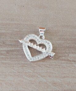 DIJE DE ACERO BLANCO CORAZÓN CON STRASS ALREDEDOR Y FLECHA CON LEYENDA MAMA. TAMAÑO 15 X 21 MM.