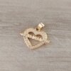 DIJE DE ACERO DORADO CORAZÓN CON STRASS ALREDEDOR Y FLECHA CON LEYENDA MAMA. TAMAÑO 15 X 21 MM.