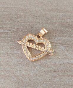 DIJE DE ACERO DORADO CORAZÓN CON STRASS ALREDEDOR Y FLECHA CON LEYENDA MAMA. TAMAÑO 15 X 21 MM.