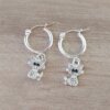 ARO DE ACERO BLANCO ARGOLLA 14 MM CON DIJE GATITO CON  STRASS BLANCO COLGANTE. LARGO TOTAL 30 MM