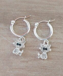 ARO DE ACERO BLANCO ARGOLLA 14 MM CON DIJE GATITO CON  STRASS BLANCO COLGANTE. LARGO TOTAL 30 MM
