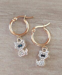 ARO DE ACERO DORADO ARGOLLA 14 MM CON DIJE GATITO CON STRASS BLANCO COLGANTE. LARGO TOTAL 30 MM