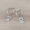 ARO DE ACERO ARGOLLA 14 MM CON DIJE GATITO CON STRASS BLANCO COLGANTE. LARGO TOTAL 30 MM