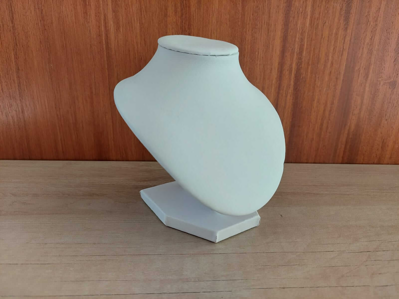 EXHIBIDOR DE CUERINA PARA CADENAS Y COLGANTES COLOR BLANCO. TAMAÑO: 14 CM DE ALTO. - Imagen 2