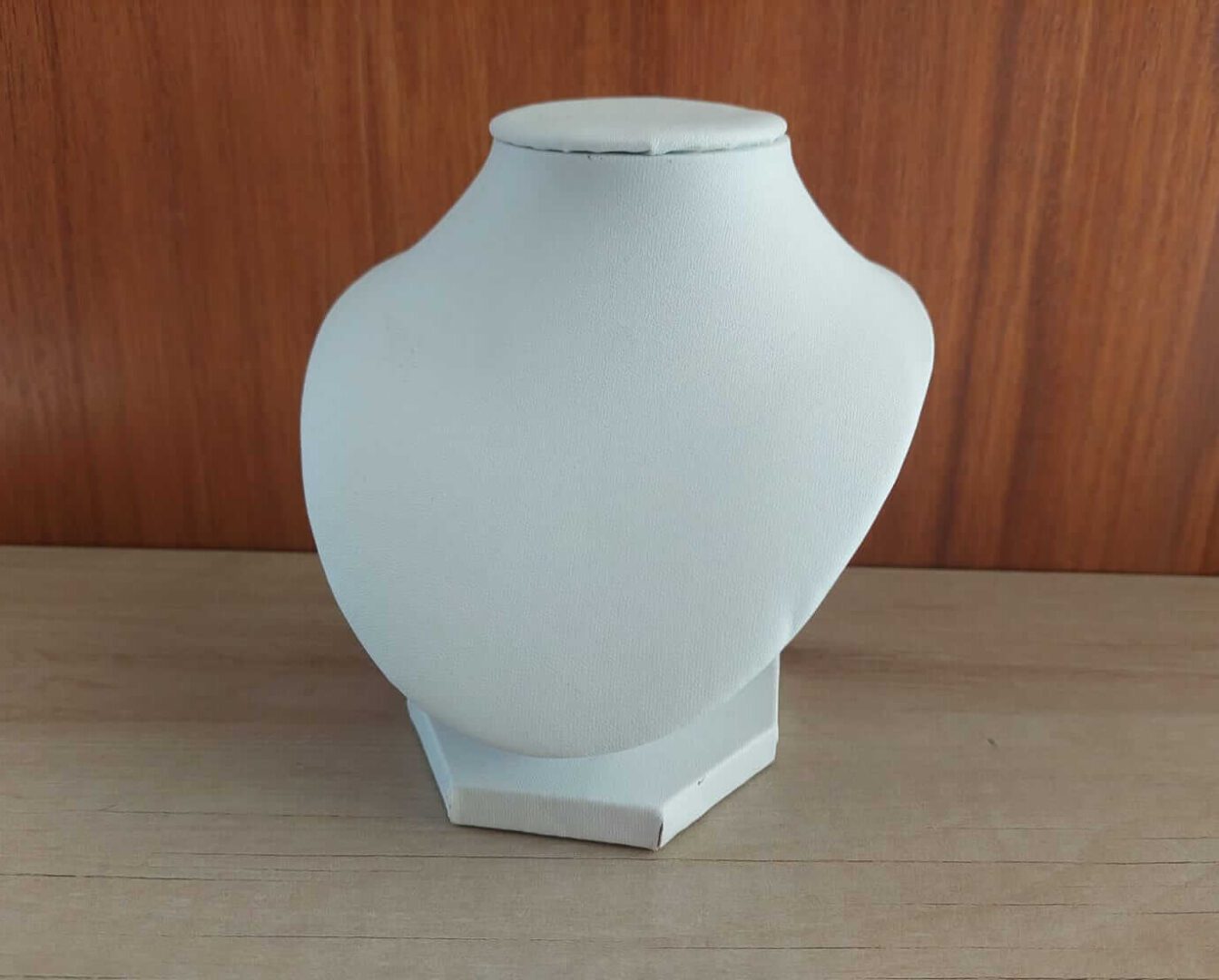EXHIBIDOR DE CUERINA PARA CADENAS Y COLGANTES COLOR BLANCO. TAMAÑO: 14 CM DE ALTO.