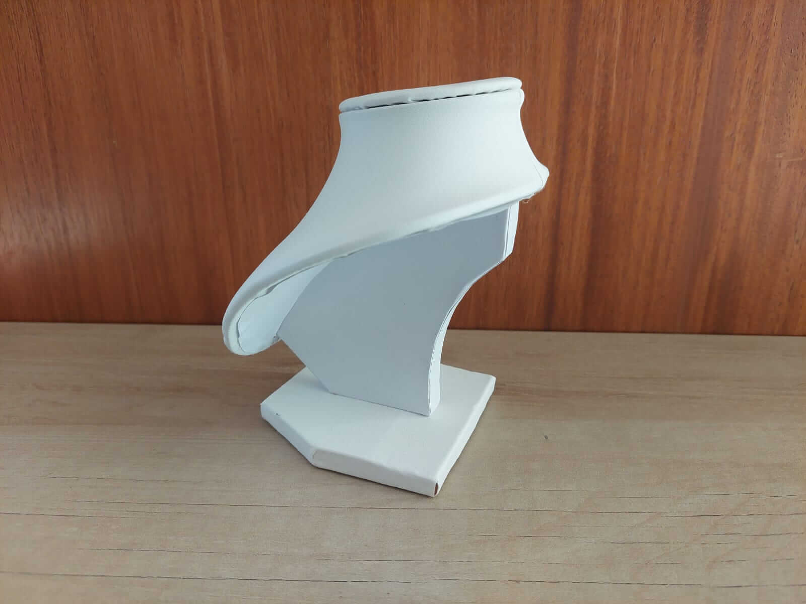 EXHIBIDOR DE CUERINA PARA CADENAS Y COLGANTES COLOR BLANCO. TAMAÑO: 14 CM DE ALTO. - Imagen 3
