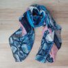 PASHMINA ESTAMPADA EN ANIMAL PRINT TONOS AZULES Y ROSAS. TAMAÑO 80 X 180 CM.