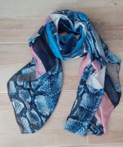 PASHMINA ESTAMPADA EN ANIMAL PRINT TONOS AZULES Y ROSAS. TAMAÑO 80 X 180 CM.