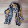 PASHMINA ESTAMPADA EN ANIMAL PRINT TONOS NEGROS Y MOSTAZA. TAMAÑO 80 X 180 CM.