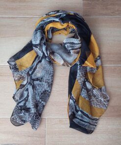 PASHMINA ESTAMPADA EN ANIMAL PRINT TONOS NEGROS Y MOSTAZA. TAMAÑO 80 X 180 CM.