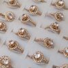 ANILLOS DE ACERO DORADO STRASS ENGARZADO 6MM SOBRE CIRCULO Y CINTA CON STRASS X 36 UNIDADES. (MEDIDAS DEL 16 AL 20)