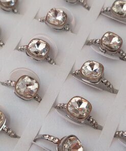 ANILLOS DE ACERO STRASS CUADRADO PEGADO 8MM SOBRE CINTA CON TRES STRASS A CADA LADO X 36 UNIDADES. (MEDIDAS DEL 16 AL 20)