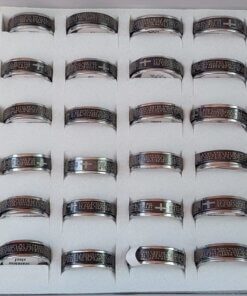 ANILLOS DE ACERO ALIANZA 7 MM CON PADRE NUESTRO GRABADO SOBRE NEGRO QUE GIRA SUPERPUESTO X 36 UNIDADES SURTIDOS EN MEDIDAS. (MEDIDAS DEL 18 AL 23) - Imagen 2