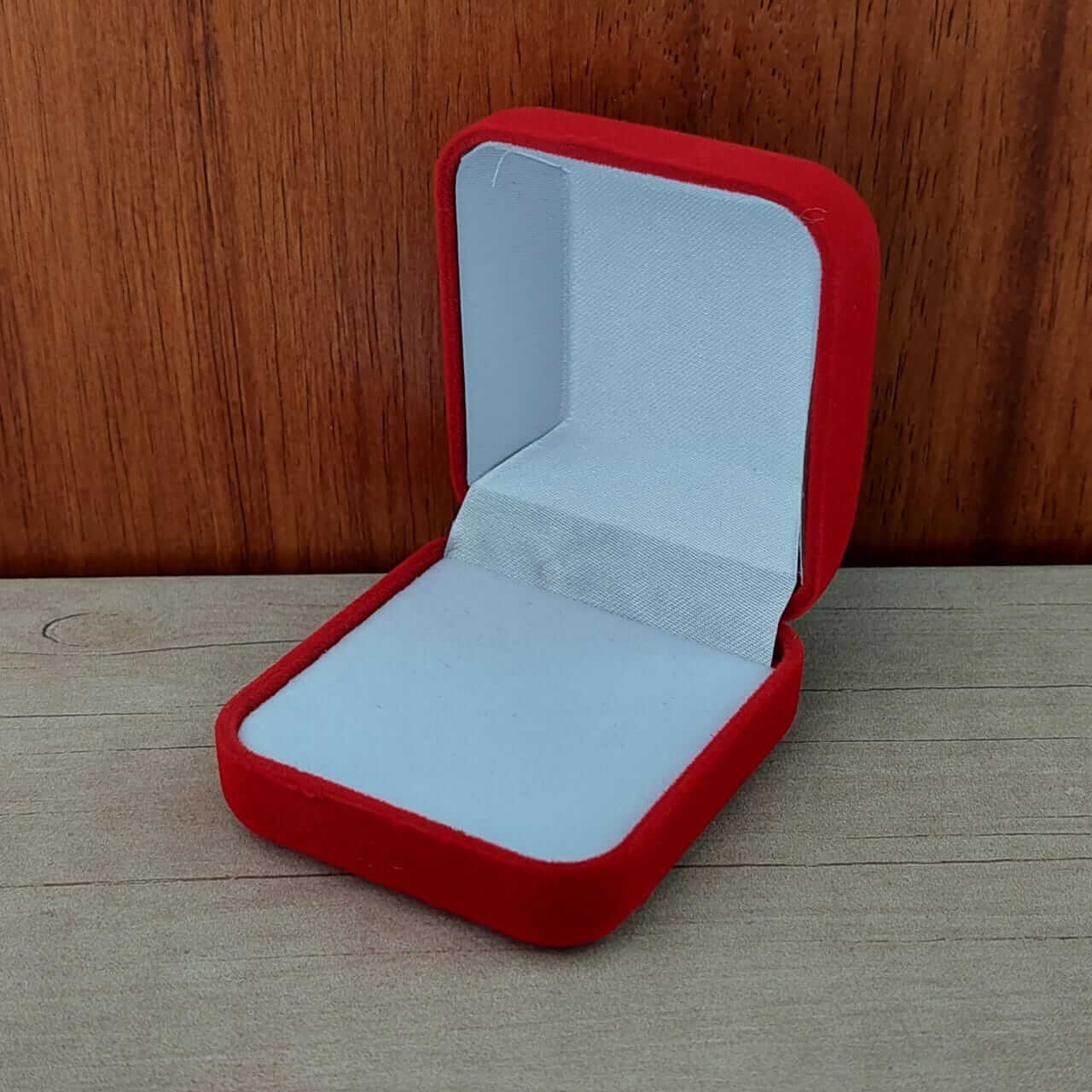 ESTUCHE PANA CUADRADO PARA UN ANILLO X UNID INTERIOR BLANCO. MEDIDAS 5.5 CM - Imagen 2