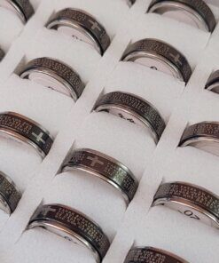 ANILLOS DE ACERO ALIANZA 7 MM CON PADRE NUESTRO GRABADO SOBRE NEGRO QUE GIRA SUPERPUESTO X 36 UNIDADES SURTIDOS EN MEDIDAS. (MEDIDAS DEL 18 AL 23)
