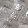 ANILLO DE ACERO BLANCO FIGURAS ABSTRACTAS CON RELIEVE CALADAS X 36 UNIDADES. TAMAÑO ÚNICO. (REGULABLE)