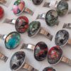 ANILLOS DE ACERO X 36 UNIDADES OVALADO RESINA C/ESCALLAS. MEDIDAS Y EN COLORES SURTIDOS. (MEDIDAS DEL 16 AL 21)