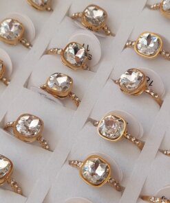 ANILLOS DE ACERO DORADO STRASS CUADRADO PEGADO 8MM SOBRE CINTA CON TRES STRASS A CADA LADO X 36 UNIDADES. (MEDIDAS DEL 16 AL 20)