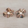 ARO DE ACERO DORADO PASANTE FLOR BOMBE CON PERLA 32 X 28 MM