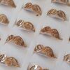 ANILLOS DE ACERO DORADO FIGURA CALADA (ALAS) X 36 UNIDADES. (MEDIDAS DEL 17 AL 22)