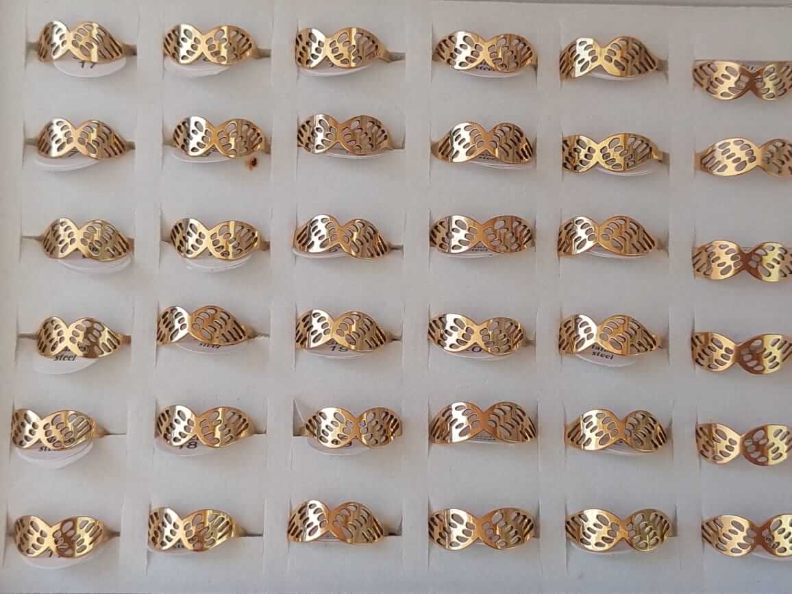 ANILLOS DE ACERO DORADO FIGURA CALADA (ALAS) X 36 UNIDADES. (MEDIDAS DEL 17 AL 22) - Imagen 2