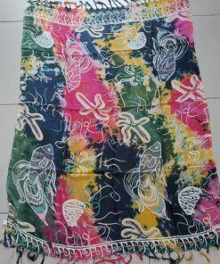 PAREO HINDU BATIK CON FLECOS MULTICOLOR, ESTAMPA MEDUSAS Y PECES. TAMAÑO 100 X 180 CM.