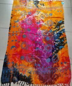 PAREO HINDU BATIK CON FLECOS MULTICOLOR CON ESTAMPA SOL, LUNA Y ESTRELLAS. TAMAÑO 100 X 180 CM.