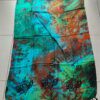 PAREO HINDU BATIK CON FLECOS MULTICOLOR CON ESTAMPA FLORES. TAMAÑO 100 X 180 CM.