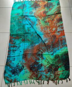 PAREO HINDU BATIK CON FLECOS MULTICOLOR CON ESTAMPA FLORES. TAMAÑO 100 X 180 CM.