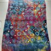 PAREO HINDU BATIK CON FLECOS MULTICOLOR CON ESTAMPA SOL, FLOR Y ESTRELLAS. TAMAÑO 100 X 180 CM.