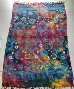 PAREO HINDU BATIK CON FLECOS MULTICOLOR CON ESTAMPA SOL, FLOR Y ESTRELLAS. TAMAÑO 100 X 180 CM.