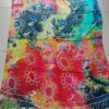 PAREO HINDU BATIK CON FLECOS MULTICOLOR CON ESTAMPA SOL EN FLOR Y FLORES. TAMAÑO 100 X 180 CM.