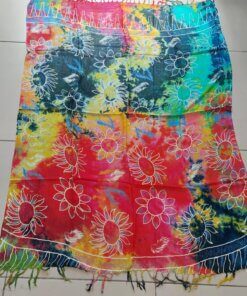 PAREO HINDU BATIK CON FLECOS MULTICOLOR CON ESTAMPA SOL EN FLOR Y FLORES. TAMAÑO 100 X 180 CM.