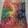 PAREO HINDU BATIK CON FLECOS MULTICOLOR CON ESTAMPA SOL EN FLOR Y FLORES. TAMAÑO 100 X 180 CM.