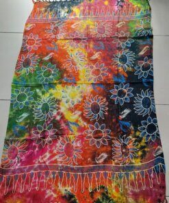 PAREO HINDU BATIK CON FLECOS MULTICOLOR CON ESTAMPA SOL EN FLOR Y FLORES. TAMAÑO 100 X 180 CM.