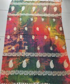 PAREO HINDU BATIK CON FLECOS MULTICOLOR CON ESTAMPA BEIGE ARABESCOS. TAMAÑO 100 X 180 CM.