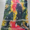 PAREO HINDU BATIK CON FLECOS MULTICOLOR CON ESTAMPA BLANCA ARABESCOS. TAMAÑO 100 X 180 CM.