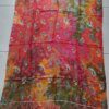 PAREO HINDU BATIK CON FLECOS MULTICOLOR CON ESTAMPA PECES. TAMAÑO 100 X 180 CM.
