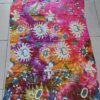 PAREO HINDU BATIK CON FLECOS MULTICOLOR CON ESTAMPA SÍMBOLO OM. TAMAÑO 100 X 180 CM.