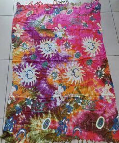 PAREO HINDU BATIK CON FLECOS MULTICOLOR CON ESTAMPA SÍMBOLO OM. TAMAÑO 100 X 180 CM.