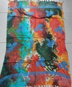 PAREO HINDU BATIK CON FLECOS MULTICOLOR CON ESTAMPA CARACOL. TAMAÑO 100 X 180 CM.