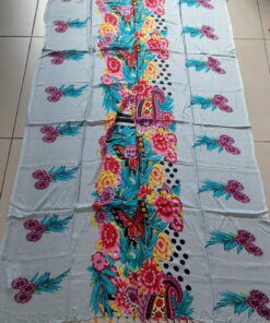 PAREO HINDÚ FONDO CELESTE ESTAMPADO CON FLECOS 100 X 180 CM