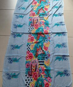 PAREO HINDÚ FONDO CELESTE ESTAMPADO CON FLECOS 100 X 180 CM