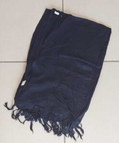 PAREO HINDÚ LISO BORDADO CON FLECOS. COLOR NEGRO, TAMAÑO 100 X 180 CM