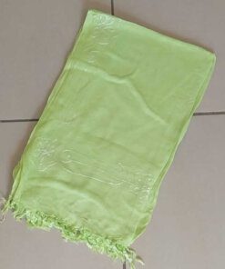 PAREO HINDÚ LISO BORDADO CON FLECOS. COLOR VERDE LIMA, TAMAÑO 100 X 180 CM